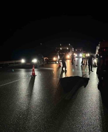 BURSA'DA İDDİAYA GÖRE OTOBANDA KARŞIDAN KARŞIYA GEÇMEYE ÇALIŞAN ŞAHSA, SEYİR HALİNDEKİ TIR ÇARPTI. YAŞANAN KAZADA ŞAHIS OLAY YERİNDE HAYATINI KAYBETTİ.