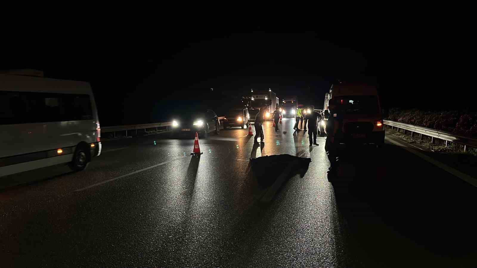 BURSA'DA İDDİAYA GÖRE OTOBANDA KARŞIDAN KARŞIYA GEÇMEYE ÇALIŞAN ŞAHSA, SEYİR HALİNDEKİ TIR ÇARPTI. YAŞANAN KAZADA ŞAHIS OLAY YERİNDE HAYATINI KAYBETTİ.