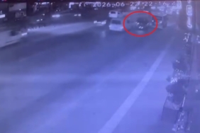 BURSA'NIN OSMANGAZİ İLÇESİNDE KAMYONETLE İKİ ARACIN ARASINDAN MAKAS ATIP, MOTOSİKLETİ EZEN SÜRÜCÜ FRENE BİLE BASMADAN KAÇTI. ARACIN ALTINDA KALAN GENÇ KIZ HAYATINI KAYBEDERKEN, YARALANAN MOTOSİKLET SÜRÜCÜSÜ YERDE YATAN ARKADAŞINI GÖRÜNCE GÖZYAŞLARINA HAKİM OLAMADI.
