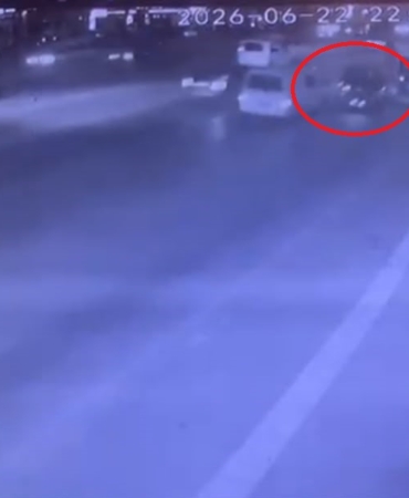 BURSA'NIN OSMANGAZİ İLÇESİNDE KAMYONETLE İKİ ARACIN ARASINDAN MAKAS ATIP, MOTOSİKLETİ EZEN SÜRÜCÜ FRENE BİLE BASMADAN KAÇTI. ARACIN ALTINDA KALAN GENÇ KIZ HAYATINI KAYBEDERKEN, YARALANAN MOTOSİKLET SÜRÜCÜSÜ YERDE YATAN ARKADAŞINI GÖRÜNCE GÖZYAŞLARINA HAKİM OLAMADI.