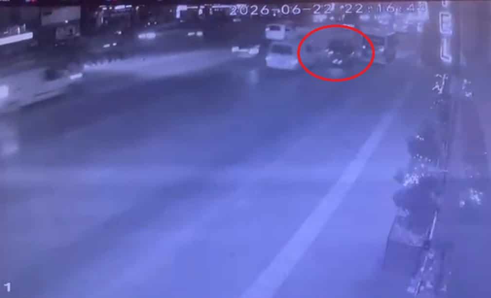 BURSA'NIN OSMANGAZİ İLÇESİNDE KAMYONETLE İKİ ARACIN ARASINDAN MAKAS ATIP, MOTOSİKLETİ EZEN SÜRÜCÜ FRENE BİLE BASMADAN KAÇTI. ARACIN ALTINDA KALAN GENÇ KIZ HAYATINI KAYBEDERKEN, YARALANAN MOTOSİKLET SÜRÜCÜSÜ YERDE YATAN ARKADAŞINI GÖRÜNCE GÖZYAŞLARINA HAKİM OLAMADI.