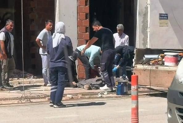BURSA'NIN İNEGÖL İLÇESİNDE YAPIMI DEVAM EDEN İNŞAATTA MEYDANA GELEN OLAYDA ELEKTRİK AKIMINA KAPILIP DÜŞEN USTA HAYATINI KAYBETTİ.
