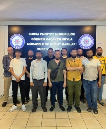 BURSA'DA DÜZENSİZ GÖÇ VE GÖÇMEN KAÇAKÇILIĞIYLA MÜCADELE KAPSAMINDA GERÇEKLEŞTİRİLEN DENETİMLERDE 3 BİN 25 KİŞİNİN KİMLİK SORGUSU YAPILIRKEN, YASA DIŞI YOLLARLA ÜLKEYE GİRİŞ YAPTIĞI BELİRLENEN 6 YABANCI UYRUKLU ŞAHIS HAKKINDA İŞLEM BAŞLATILDI. GÖÇMENLERİ BARINDIRDIĞI VE ÇALIŞTIRDIĞI TESPİT EDİLEN 2 ŞÜPHELİ DE YAKALANDI.