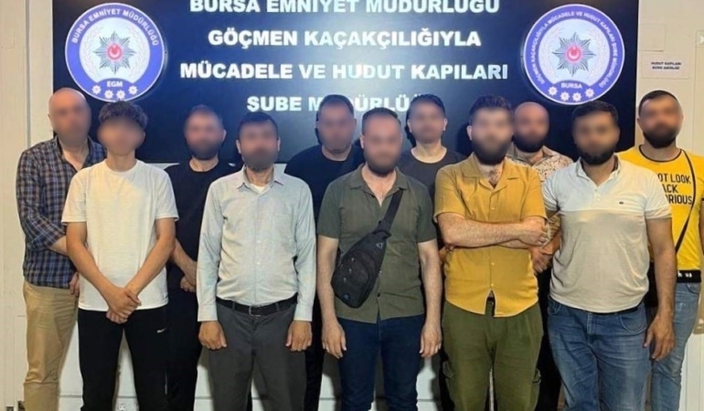 BURSA'DA DÜZENSİZ GÖÇ VE GÖÇMEN KAÇAKÇILIĞIYLA MÜCADELE KAPSAMINDA GERÇEKLEŞTİRİLEN DENETİMLERDE 3 BİN 25 KİŞİNİN KİMLİK SORGUSU YAPILIRKEN, YASA DIŞI YOLLARLA ÜLKEYE GİRİŞ YAPTIĞI BELİRLENEN 6 YABANCI UYRUKLU ŞAHIS HAKKINDA İŞLEM BAŞLATILDI. GÖÇMENLERİ BARINDIRDIĞI VE ÇALIŞTIRDIĞI TESPİT EDİLEN 2 ŞÜPHELİ DE YAKALANDI.