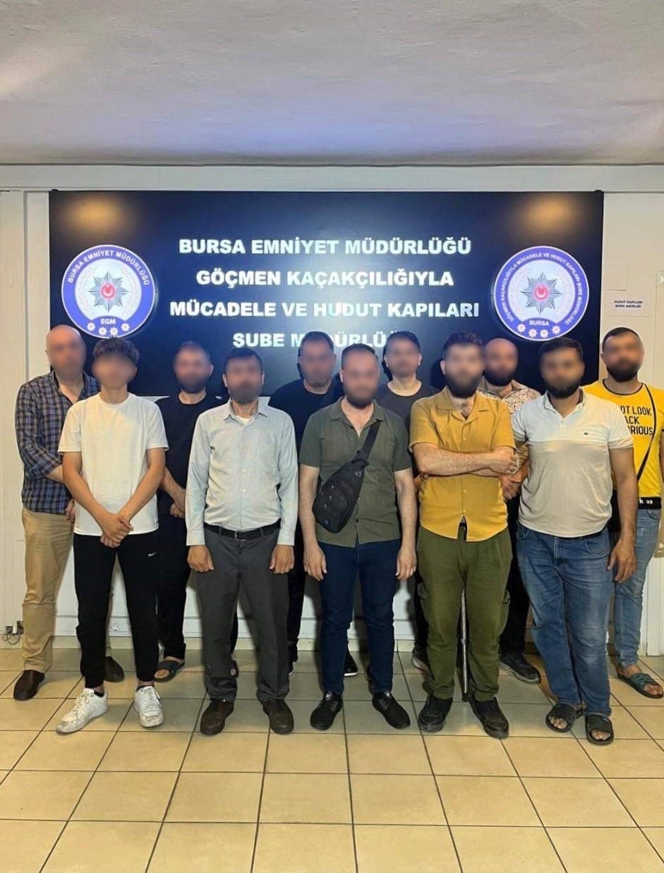 BURSA'DA DÜZENSİZ GÖÇ VE GÖÇMEN KAÇAKÇILIĞIYLA MÜCADELE KAPSAMINDA GERÇEKLEŞTİRİLEN DENETİMLERDE 3 BİN 25 KİŞİNİN KİMLİK SORGUSU YAPILIRKEN, YASA DIŞI YOLLARLA ÜLKEYE GİRİŞ YAPTIĞI BELİRLENEN 6 YABANCI UYRUKLU ŞAHIS HAKKINDA İŞLEM BAŞLATILDI. GÖÇMENLERİ BARINDIRDIĞI VE ÇALIŞTIRDIĞI TESPİT EDİLEN 2 ŞÜPHELİ DE YAKALANDI.