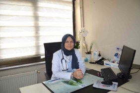 SİGARA BIRAKMA POLİKLİNİKLERİNE BAŞVURAN KİŞİLERDE BIRAKMA ORANININ OLDUKÇA YÜKSEK OLDUĞUNA DİKKAT ÇEKEN BURSA ÇEKİRGE DEVLET HASTANESİ’NDE GÖREVLİ GÖĞÜS HASTALIKLARI UZMANI DR. ZEKİYE YAVUZ, SİGARANIN NEDEN OLDUĞU SAĞLIK SORUNLARI HAKKINDA VATANDAŞLARA UYARILARDA BULUNARAK, SAĞLIKLI BİR HAYAT İÇİN SİGARA BIRAKMA POLİKLİNİKLERİNE DAVET ETTİ.
