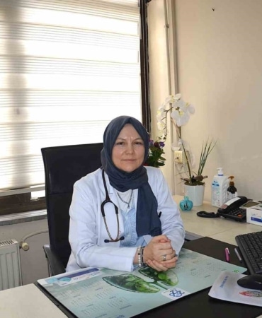 SİGARA BIRAKMA POLİKLİNİKLERİNE BAŞVURAN KİŞİLERDE BIRAKMA ORANININ OLDUKÇA YÜKSEK OLDUĞUNA DİKKAT ÇEKEN BURSA ÇEKİRGE DEVLET HASTANESİ’NDE GÖREVLİ GÖĞÜS HASTALIKLARI UZMANI DR. ZEKİYE YAVUZ, SİGARANIN NEDEN OLDUĞU SAĞLIK SORUNLARI HAKKINDA VATANDAŞLARA UYARILARDA BULUNARAK, SAĞLIKLI BİR HAYAT İÇİN SİGARA BIRAKMA POLİKLİNİKLERİNE DAVET ETTİ.