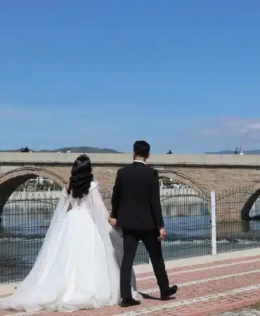 EŞİNE SÜREKLİ, ‘BANYONUN IŞIĞINI ÇOK YAKTIN, SİFONU NİYE ÇEKTİN, ÇAY DEMLEME' DİYEN AŞIRI TUTUMLU DAVRANAN EŞİNE KARA HABER YARGITAY'DAN GELDİ. YÜKSEK MAHKEMEYE GÖRE; ‘ELEKTRİK FATURASI ARTACAK' DİYE EŞİ KARANLIKTA OTURMAYA ZORLAMAK, ISINMA KISITLAMASINA GİTMEK, YİYECEK İSRAFI BAHANESİYLE EVDEKİ TEMEL GIDAYI KISITLAMAK BOŞANMA VE MADDİ TAZMİNAT SEBEBİ OLARAK GÖSTERİLDİ.
