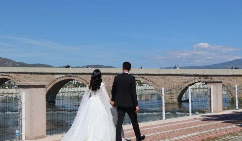 EŞİNE SÜREKLİ, ‘BANYONUN IŞIĞINI ÇOK YAKTIN, SİFONU NİYE ÇEKTİN, ÇAY DEMLEME' DİYEN AŞIRI TUTUMLU DAVRANAN EŞİNE KARA HABER YARGITAY'DAN GELDİ. YÜKSEK MAHKEMEYE GÖRE; ‘ELEKTRİK FATURASI ARTACAK' DİYE EŞİ KARANLIKTA OTURMAYA ZORLAMAK, ISINMA KISITLAMASINA GİTMEK, YİYECEK İSRAFI BAHANESİYLE EVDEKİ TEMEL GIDAYI KISITLAMAK BOŞANMA VE MADDİ TAZMİNAT SEBEBİ OLARAK GÖSTERİLDİ.