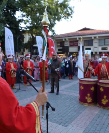 BURSA BÜYÜKŞEHİR BELEDİYESİ, BURSA’NIN FETHİ’NİN 700. YIL DÖNÜMÜ ETKİNLİKLERİ ÇERÇEVESİNDE ŞEHRİN TARİHİ VE KÜLTÜREL DEĞERLERİNİ YAŞATAN SİMGE MEKANLARDA BİRBİRİNDEN FARKLI PROGRAMLAR GERÇEKLEŞTİRMEYE DEVAM EDİYOR.