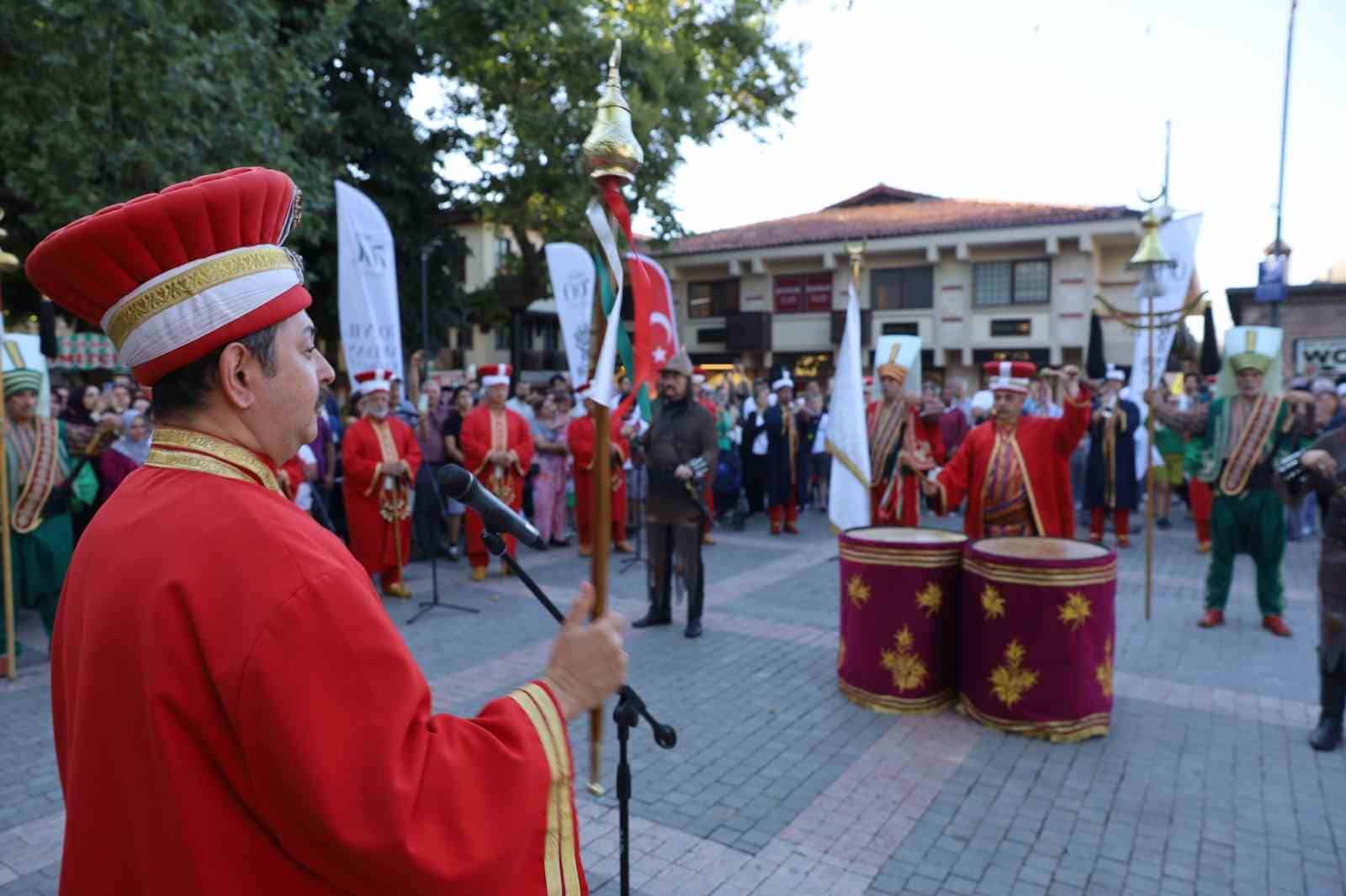 BURSA BÜYÜKŞEHİR BELEDİYESİ, BURSA’NIN FETHİ’NİN 700. YIL DÖNÜMÜ ETKİNLİKLERİ ÇERÇEVESİNDE ŞEHRİN TARİHİ VE KÜLTÜREL DEĞERLERİNİ YAŞATAN SİMGE MEKANLARDA BİRBİRİNDEN FARKLI PROGRAMLAR GERÇEKLEŞTİRMEYE DEVAM EDİYOR.