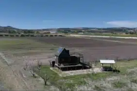 BURSA'DA ŞUBAT VE MART AYLARINDA ETKİLİ OLAN YOĞUN YAĞIŞLAR NEDENİYLE TAŞAN ULUABAT GÖLÜ, ÜÇ AYIN ARDINDAN NORMAL SEVİYESİNE DÖNDÜ. BÖLGEDE SULAR ALTINDA KALAN HOBİ EVLERİ VE TARIM ARAZİLERİ, GÖLÜN ÇEKİLMESİYLE YENİDEN ORTAYA ÇIKTI.