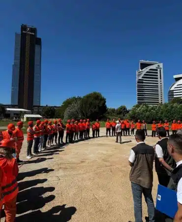 BURSA ORMAN BÖLGE MÜDÜRLÜĞÜ, ORMAN YANGINLARINA KARŞI SİVİL TOPLUM KURULUŞLARI (STK) VE GÖNÜLLÜLERE YÖNELİK UYGULAMALI BİR EĞİTİM GERÇEKLEŞTİRDİ. KURALLARIN VE AĞIR CEZAİ YAPTIRIMLARIN DA HATIRLATILDIĞI EĞİTİMİN SONUNDA NEŞELİ ANLAR YAŞANDI.