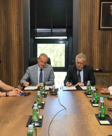 BURSA ULUDAĞ ÜNİVERSİTESİ (BUÜ), SÜRDÜRÜLEBİLİRLİK VE SOSYAL SORUMLULUK VİZYONU DOĞRULTUSUNDA ÇEVRE BİLİNCİNİ ARTIRACAK VE İŞİTME ENGELLİ BİREYLERE DESTEK SAĞLAYACAK ANLAMLI BİR PROTOKOLE İMZA ATTI.
