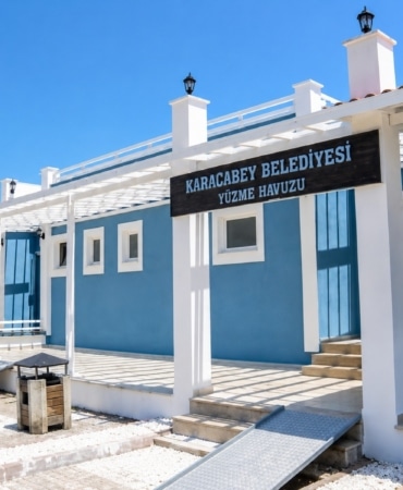KARACABEY BELEDİYESİ TARAFINDAN GEÇTİĞİMİZ YIL VATANDAŞLARIN HİZMETİNE SUNULAN VE YOĞUN İLGİ GÖREN YÜZME HAVUZU, 2026 YAZ SEZONUYLA BİRLİKTE YENİDEN KAPILARINI AÇTI. ATATÜRK KÜLTÜR PARKI İÇERİSİNDE YER ALAN TESİS, YAZ AYLARINDA SERİNLEMEK, SPOR YAPMAK VE KALİTELİ VAKİT GEÇİRMEK İSTEYEN VATANDAŞLARA MODERN VE GÜVENLİ BİR ORTAM SUNMAYA DEVAM EDECEK.