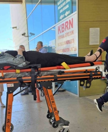 OTOMOBİLİN ÇARPTIĞI ABLA-KARDEŞ YARALANDI