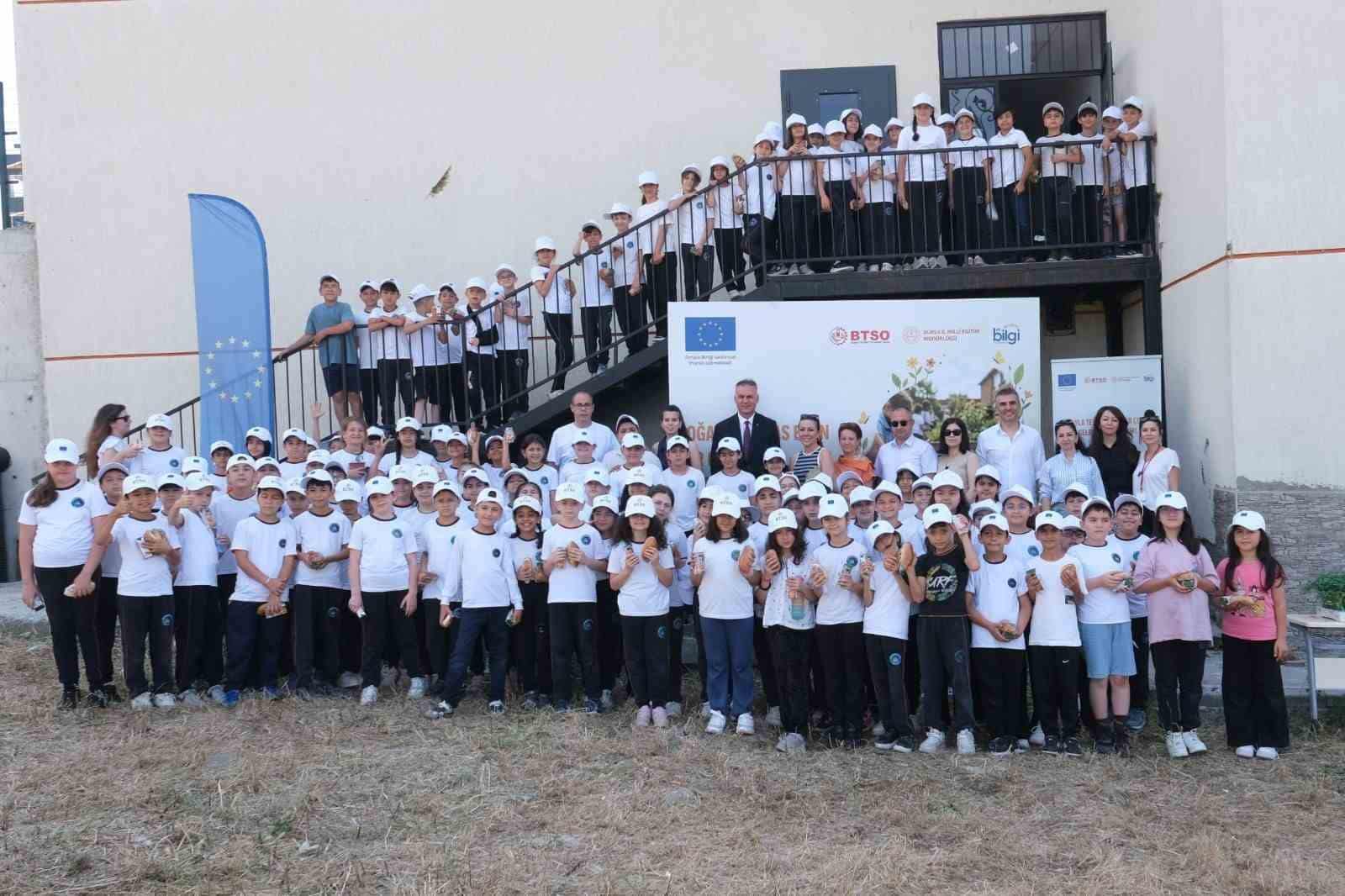 AVRUPA BİRLİĞİ (AB) TARAFINDAN FİNANSE EDİLEN VE BURSA TİCARET VE SANAYİ ODASI (BTSO) ÇATISI ALTINDA FAALİYET GÖSTEREN BURSA AB BİLGİ MERKEZİ, AVRUPA KOMİSYONU’NUN DÜNYA GENELİNDE BAŞLATTIĞI "FOR OUR PLANET" ÇEVRE VE DOĞA KORUMA KAMPANYASI KAPSAMINDA 150 ÖĞRENCİYİ FİDE DİKİM ETKİNLİĞİNDE TOPRAKLA BULUŞTURDU.