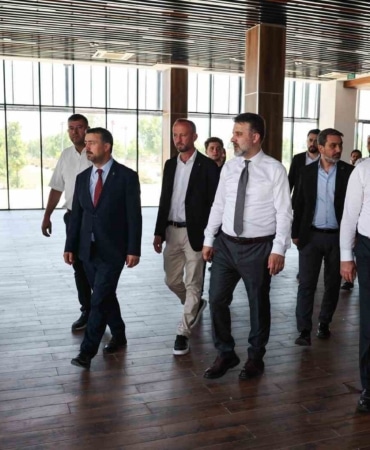 BURSA BÜYÜKŞEHİR BELEDİYESİ BAŞKAN VEKİLİ ŞAHİN BİBA, MUSTAFAKEMALPAŞA’NIN HAK ETTİĞİ HİZMETLERİ TEKRAR ALABİLMESİ İÇİN ÇALIŞTIKLARINI SÖYLEDİ. İLÇEDEKİ MİLLET BAHÇESİ’Nİ TEKRAR ELE ALARAK VATANDAŞLARIN KULLANIMINA SUNMAK İSTEDİKLERİNİ ANLATAN BAŞKAN VEKİLİ BİBA, MUSTAFAKEMALPAŞA’YA YAKIN ZAMANDA B KAFE AÇACAKLARININ DA MÜJDESİNİ VERDİ.