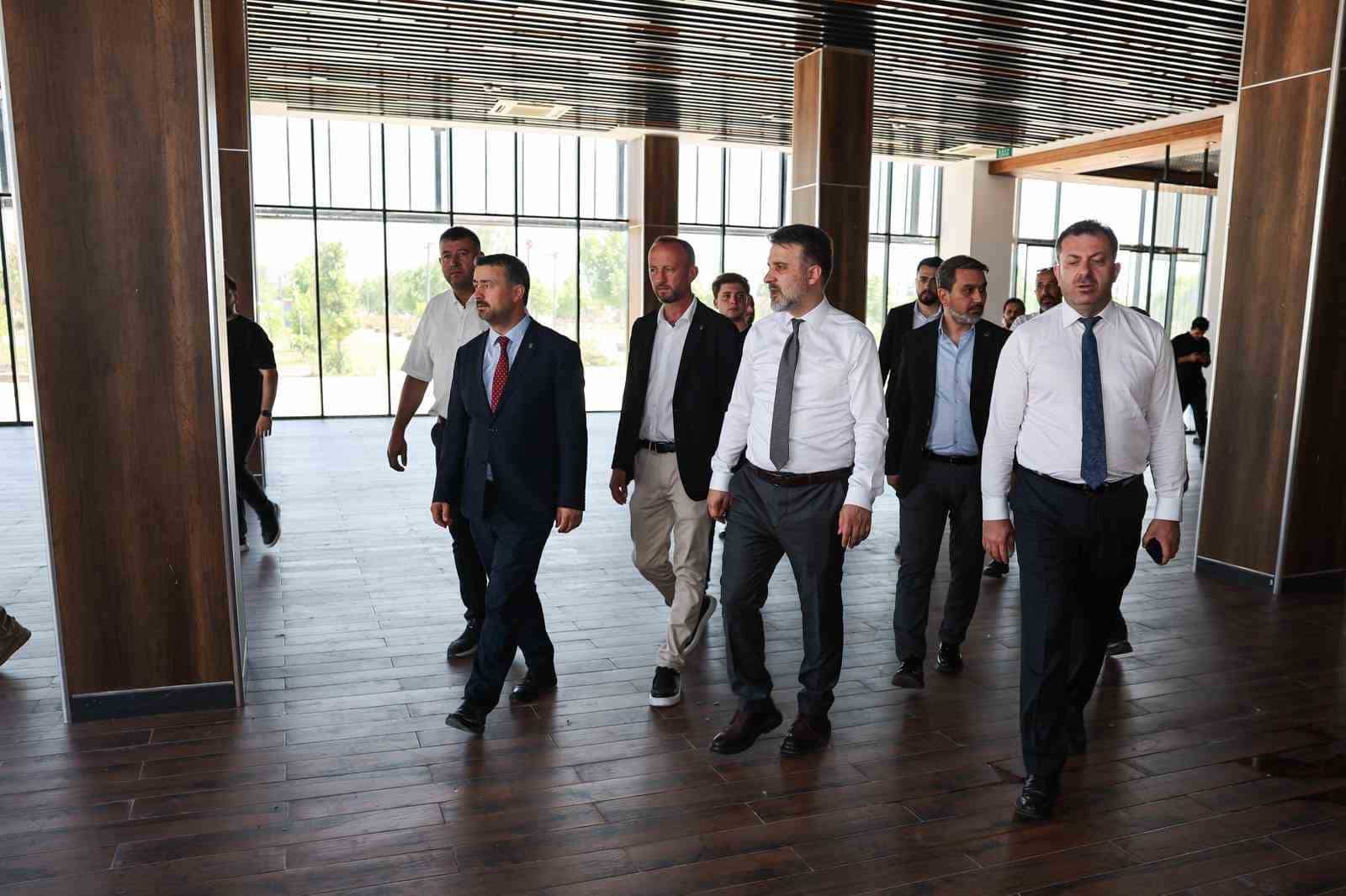 BURSA BÜYÜKŞEHİR BELEDİYESİ BAŞKAN VEKİLİ ŞAHİN BİBA, MUSTAFAKEMALPAŞA’NIN HAK ETTİĞİ HİZMETLERİ TEKRAR ALABİLMESİ İÇİN ÇALIŞTIKLARINI SÖYLEDİ. İLÇEDEKİ MİLLET BAHÇESİ’Nİ TEKRAR ELE ALARAK VATANDAŞLARIN KULLANIMINA SUNMAK İSTEDİKLERİNİ ANLATAN BAŞKAN VEKİLİ BİBA, MUSTAFAKEMALPAŞA’YA YAKIN ZAMANDA B KAFE AÇACAKLARININ DA MÜJDESİNİ VERDİ.
