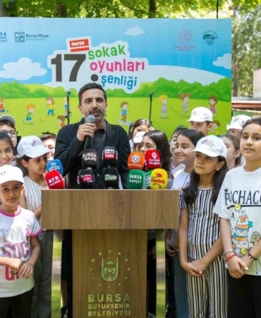 BURSA BÜYÜKŞEHİR BELEDİYESİ, 17'NCİSİ GERÇEKLEŞTİRİLEN SOKAK OYUNLARI ŞENLİĞİ İLE UNUTULMAYA YÜZ TUTAN SOKAK OYUNLARINI REŞAT OYAL KÜLTÜR PARKI'NDA ÇOCUKLARLA BULUŞTURDU.