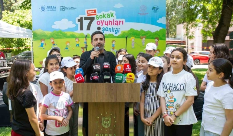 BURSA BÜYÜKŞEHİR BELEDİYESİ, 17'NCİSİ GERÇEKLEŞTİRİLEN SOKAK OYUNLARI ŞENLİĞİ İLE UNUTULMAYA YÜZ TUTAN SOKAK OYUNLARINI REŞAT OYAL KÜLTÜR PARKI'NDA ÇOCUKLARLA BULUŞTURDU.