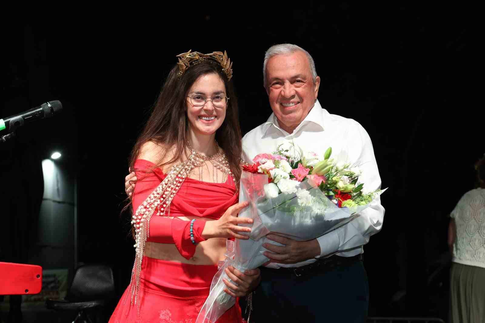 NİLÜFER BELEDİYESİ TARAFINDAN BU YIL 9’UNCUSU DÜZENLENEN VE 5 GÜN SÜRECEK ULUSLARARASI NİLÜFER CAZ FESTİVALİ İKİ KONSERLE BAŞLADI. ÜÇ FİDAN GENÇLİK PARKI’NDA SAHNE ALAN SANATÇILAR, PROGRAMIN İLK GECESİNDE DİNLEYİCİLERE KEYİFLİ BİR GECE YAŞATTI.