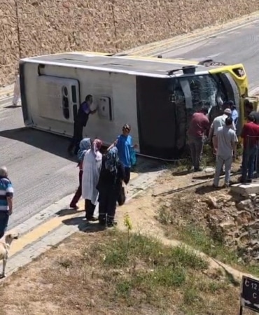 BURSA'NIN İNEGÖL İLÇESİNDE MEYDANA GELEN KAZADA KONTROLDEN ÇIKAN ÖZEL HALK OTOBÜSÜ DEVRİLDİ, SÜRÜCÜSÜ YARALANDI.