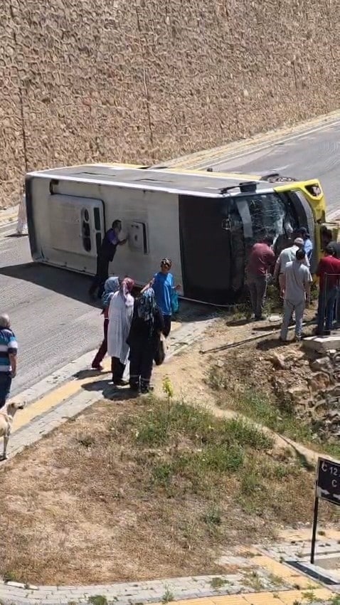 BURSA'NIN İNEGÖL İLÇESİNDE MEYDANA GELEN KAZADA KONTROLDEN ÇIKAN ÖZEL HALK OTOBÜSÜ DEVRİLDİ, SÜRÜCÜSÜ YARALANDI.