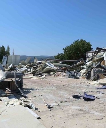 NİLÜFER BELEDİYESİ YIKIM EKİPLERİ, YAYLACIK MAHALLESİ’NDE İMARA AYKIRI OLDUĞU TESPİT EDİLEN 600 METREKARELİK İŞ YERİNİ YIKARAK, KULLANILAMAZ HALE GETİRDİ.