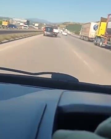 BURSA OTOBANINDA YAŞANAN BİR ANLIK DURAKSAMA, KAZAYA NEDEN OLDU. TRAFİKTE YAŞANAN TEHLİKELİ ANLAR AMATÖR KAMERA TARAFINDAN KAYDEDİLİRKEN, BİR SÜRÜCÜ İSE SON ANDA YAPTIĞI MANEVRAYLA KAZAYA KARIŞMAKTAN KURTULDU.