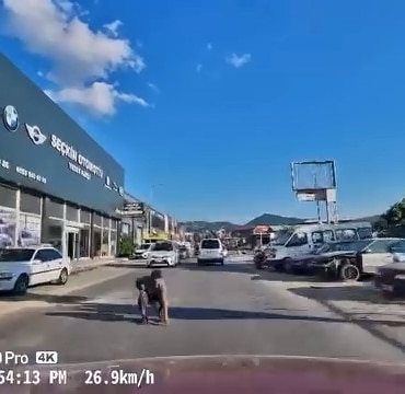 BURSA'DA BİR VATANDAŞ, YOLA DÜŞEN EŞYASINI ALMAK İÇİN AKAN TRAFİKTE TEHLİKELİ ANLARA SEBEP OLDU. O ANLAR ARAÇ İÇİ KAMERASINA YANSIDI.