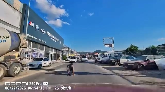 BURSA'DA BİR VATANDAŞ, YOLA DÜŞEN EŞYASINI ALMAK İÇİN AKAN TRAFİKTE TEHLİKELİ ANLARA SEBEP OLDU. O ANLAR ARAÇ İÇİ KAMERASINA YANSIDI.