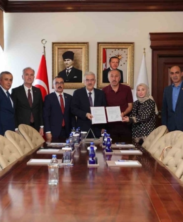BURSA'NIN İNEGÖL İLÇESİNDE HAYIRSEVERLER TARAFINDAN YAPTIRILACAK AİLE SAĞLIĞI MERKEZİ İLE 16 DERSLİKLİ OKUL BİNASINA İLİŞKİN BAĞIŞ PROTOKOLLERİ DÜZENLENEN TÖRENLE İMZALANDI.