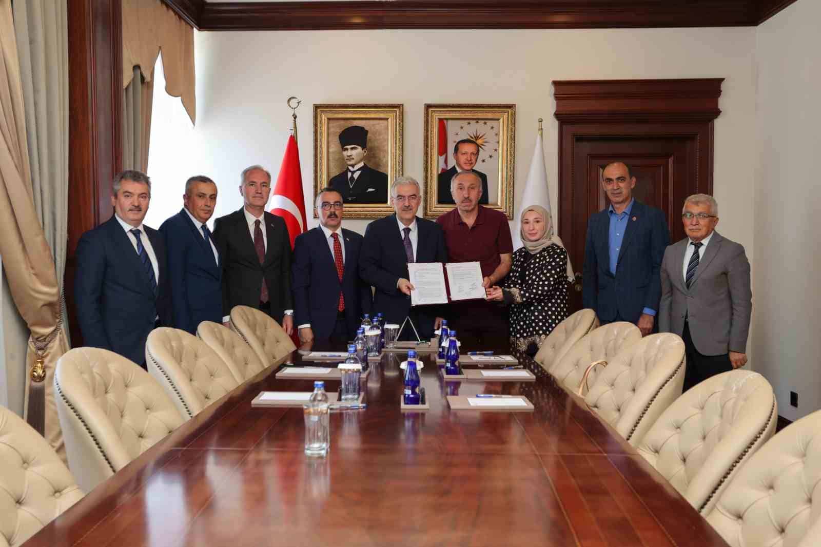 BURSA'NIN İNEGÖL İLÇESİNDE HAYIRSEVERLER TARAFINDAN YAPTIRILACAK AİLE SAĞLIĞI MERKEZİ İLE 16 DERSLİKLİ OKUL BİNASINA İLİŞKİN BAĞIŞ PROTOKOLLERİ DÜZENLENEN TÖRENLE İMZALANDI.
