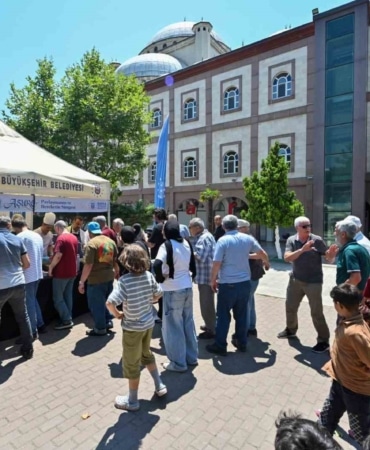 BURSA BÜYÜKŞEHİR BELEDİYESİ, HİCRİ TAKVİME GÖRE YILIN BİRİNCİ AYI KABUL EDİLEN MUHARREM AYI VESİLESİYLE 17 İLÇEDE 28 FARKLI NOKTADA VATANDAŞLARA AŞURE İKRAMINDA BULUNUYOR. BİRLİK, BERABERLİK VE PAYLAŞMA KÜLTÜRÜNÜ YAŞATMAYI AMAÇLAYAN ETKİNLİK, 25 HAZİRAN-15 TEMMUZ TARİHLERİ ARASINDA DEVAM EDECEK.