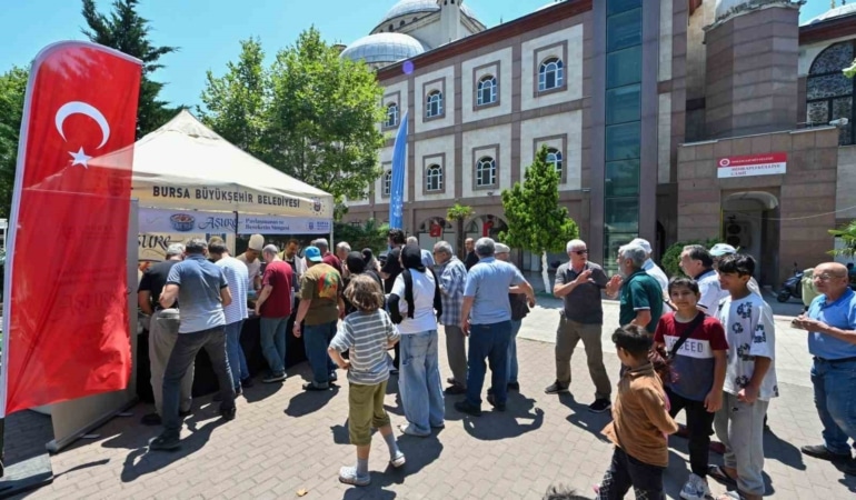 Büyükşehir’den 17 ilçede 28 farklı noktada aşure ikramı