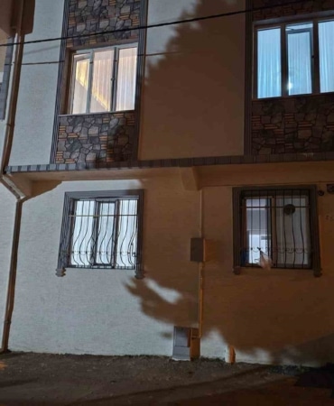 BURSA'NIN YILDIRIM İLÇESİNDE İŞTEN ÇIKTIKTAN SONRA EVİNE GİTMEK ÜZERE SERVİS ARACINDAN İNEN GENÇ KIZIN, ÜÇ KİŞİ TARAFINDAN DARP EDİLEREK ZORLA ARACA BİNDİRİLİP KAÇIRILDIĞI İDDİA EDİLDİ. OLAYLA İLGİLİ POLİS EKİPLERİ İNCELEME BAŞLATTI.