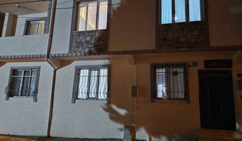 BURSA'NIN YILDIRIM İLÇESİNDE İŞTEN ÇIKTIKTAN SONRA EVİNE GİTMEK ÜZERE SERVİS ARACINDAN İNEN GENÇ KIZIN, ÜÇ KİŞİ TARAFINDAN DARP EDİLEREK ZORLA ARACA BİNDİRİLİP KAÇIRILDIĞI İDDİA EDİLDİ. OLAYLA İLGİLİ POLİS EKİPLERİ İNCELEME BAŞLATTI.