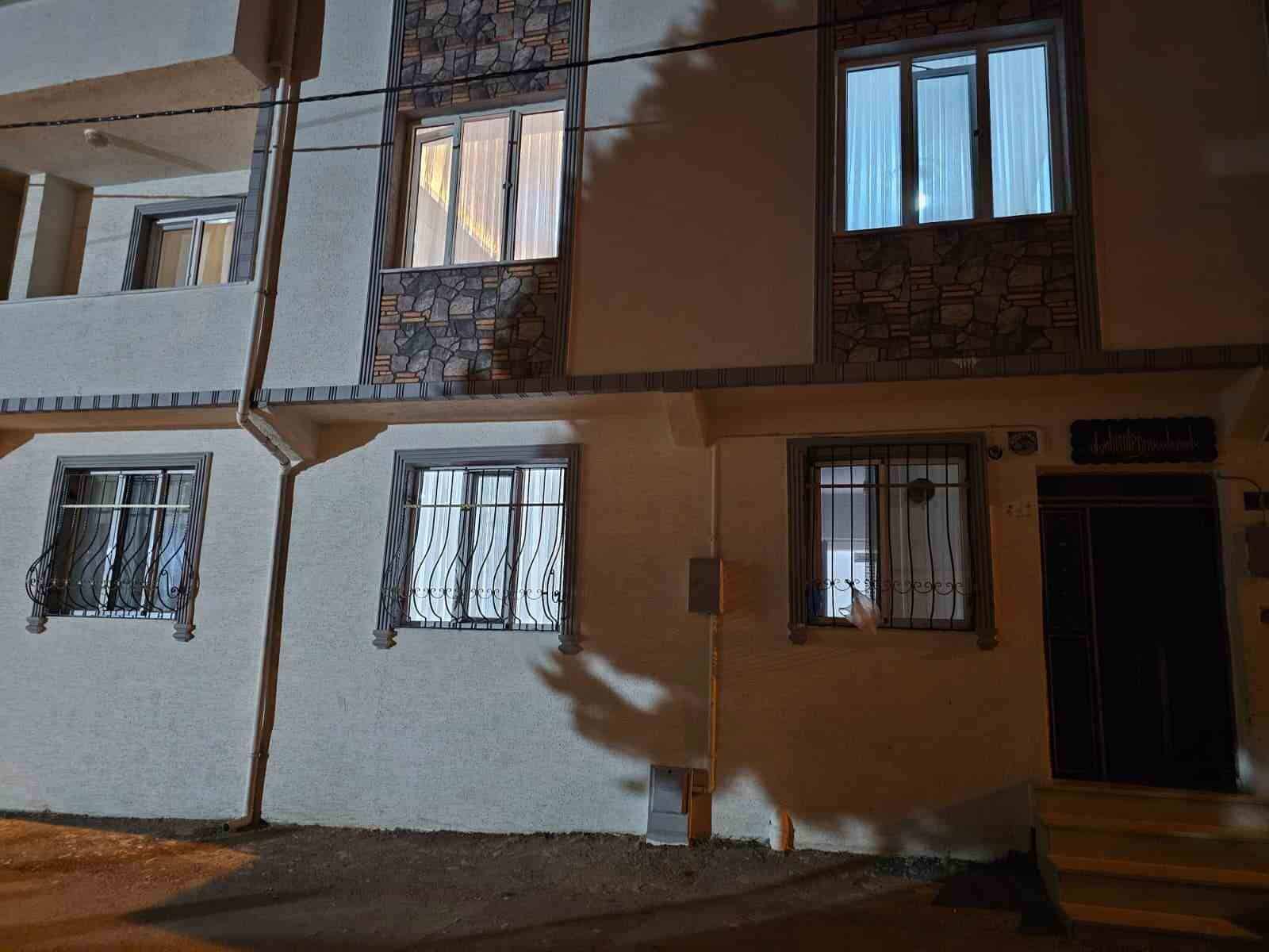 BURSA'NIN YILDIRIM İLÇESİNDE İŞTEN ÇIKTIKTAN SONRA EVİNE GİTMEK ÜZERE SERVİS ARACINDAN İNEN GENÇ KIZIN, ÜÇ KİŞİ TARAFINDAN DARP EDİLEREK ZORLA ARACA BİNDİRİLİP KAÇIRILDIĞI İDDİA EDİLDİ. OLAYLA İLGİLİ POLİS EKİPLERİ İNCELEME BAŞLATTI.