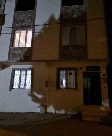 BURSA'NIN YILDIRIM İLÇESİNDE İŞTEN ÇIKTIKTAN SONRA EVİNE GİTMEK ÜZERE SERVİS ARACINDAN İNEN GENÇ KIZIN, ÜÇ KİŞİ TARAFINDAN DARP EDİLDİ. AİLE İÇİNDEKİ KİŞİLERCE GENÇ KIZIN DARP EDİLDİĞİ ÖĞRENİLİRKEN, 21 YAŞINDAKİ GENÇ KIZ YALOVA'DA BULUNDU.