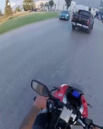 BURSA’DA BİR SÜRÜCÜ, TRAFİK ADASINA TERSTEN GİREREK TERS İSTİKAMETTE İLERLEDİ. HEM KENDİ CANINI HEM DE DİĞER SÜRÜCÜLERİ TEHLİKEYE ATAN SÜRÜCÜNÜN YAPTIĞI KURAL İHLALİ, MOTOSİKLET SÜRÜCÜSÜNÜN KASK KAMERASINA SANİYE SANİYE YANSIDI.