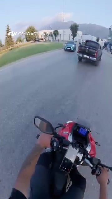 BURSA’DA BİR SÜRÜCÜ, TRAFİK ADASINA TERSTEN GİREREK TERS İSTİKAMETTE İLERLEDİ. HEM KENDİ CANINI HEM DE DİĞER SÜRÜCÜLERİ TEHLİKEYE ATAN SÜRÜCÜNÜN YAPTIĞI KURAL İHLALİ, MOTOSİKLET SÜRÜCÜSÜNÜN KASK KAMERASINA SANİYE SANİYE YANSIDI.