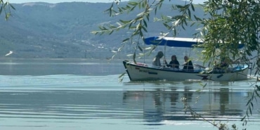 TÜRKİYE'NİN ÖNEMLİ GÖLLERİ ARASINDA YER ALAN ULUABAT GÖLÜ'NÜN TAŞMASI SONUCU YOLLARI SU ALTINDA KALAN TURİSTİK GÖLYAZI MAHALLESİ'NDE MERDİVENLERİN BASAMAKLARINA KADAR TIRMANAN SULARIN ÇEKİLMESİYLE YAŞAM NORMAL SEYRİNE DÖNDÜ.