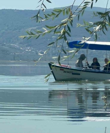 TÜRKİYE'NİN ÖNEMLİ GÖLLERİ ARASINDA YER ALAN ULUABAT GÖLÜ'NÜN TAŞMASI SONUCU YOLLARI SU ALTINDA KALAN TURİSTİK GÖLYAZI MAHALLESİ'NDE MERDİVENLERİN BASAMAKLARINA KADAR TIRMANAN SULARIN ÇEKİLMESİYLE YAŞAM NORMAL SEYRİNE DÖNDÜ.