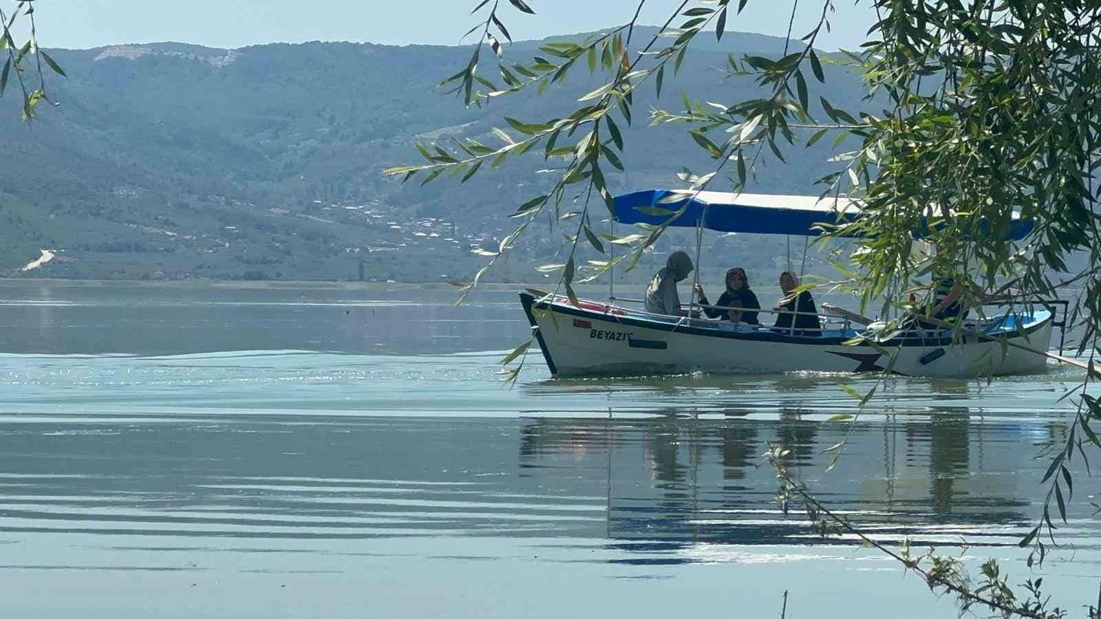 TÜRKİYE'NİN ÖNEMLİ GÖLLERİ ARASINDA YER ALAN ULUABAT GÖLÜ'NÜN TAŞMASI SONUCU YOLLARI SU ALTINDA KALAN TURİSTİK GÖLYAZI MAHALLESİ'NDE MERDİVENLERİN BASAMAKLARINA KADAR TIRMANAN SULARIN ÇEKİLMESİYLE YAŞAM NORMAL SEYRİNE DÖNDÜ.