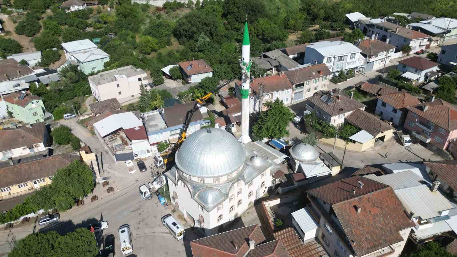 BURSA BÜYÜKŞEHİR BELEDİYESİ, VATANDAŞLARIN RAHAT VE KONFORLU BİR ORTAMDA İBADETLERİNİ YERİNE GETİREBİLMESİ ADINA İHTİYAÇ DUYULAN CAMİLERDE BAKIM VE ONARIM ÇALIŞMALARINI SÜRDÜRÜYOR.