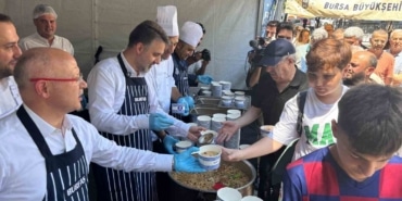 BURSA BÜYÜKŞEHİR BELEDİYESİ MUHARREM AYI DOLAYISIYLA 17 İLÇEDE 28 NOKTADA VATANDAŞLARA AŞURE İKRAMINDA BULUNUYOR. BURSA BÜYÜKŞEHİR BELEDİYESİ BAŞKAN VEKİLİ ŞAHİN BİBA, NİLÜFER’DEKİ FSM CAMİİ’NDE CUMA NAMAZI SONRASI MUHARREM AYI DOLAYISIYLA BÜYÜKŞEHİR BELEDİYESİ’NCE KURULAN İKRAM STANDINDA VATANDAŞLARA AŞURE DAĞITTI.