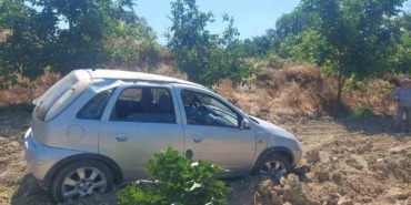 BURSA'NIN İNEGÖL İLÇESİNDE MEYDANA GELEN KAZADA KONTROLDEN ÇIKAN OTOMOBİL MEYVE BAHÇESİNE UÇTU: 1'İ ÇOCUK 4 KİŞİ YARALANDI.