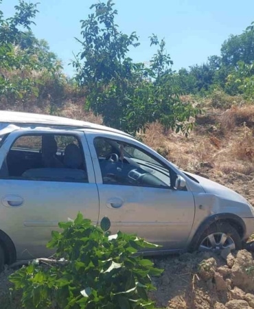 BURSA'NIN İNEGÖL İLÇESİNDE MEYDANA GELEN KAZADA KONTROLDEN ÇIKAN OTOMOBİL MEYVE BAHÇESİNE UÇTU: 1'İ ÇOCUK 4 KİŞİ YARALANDI.