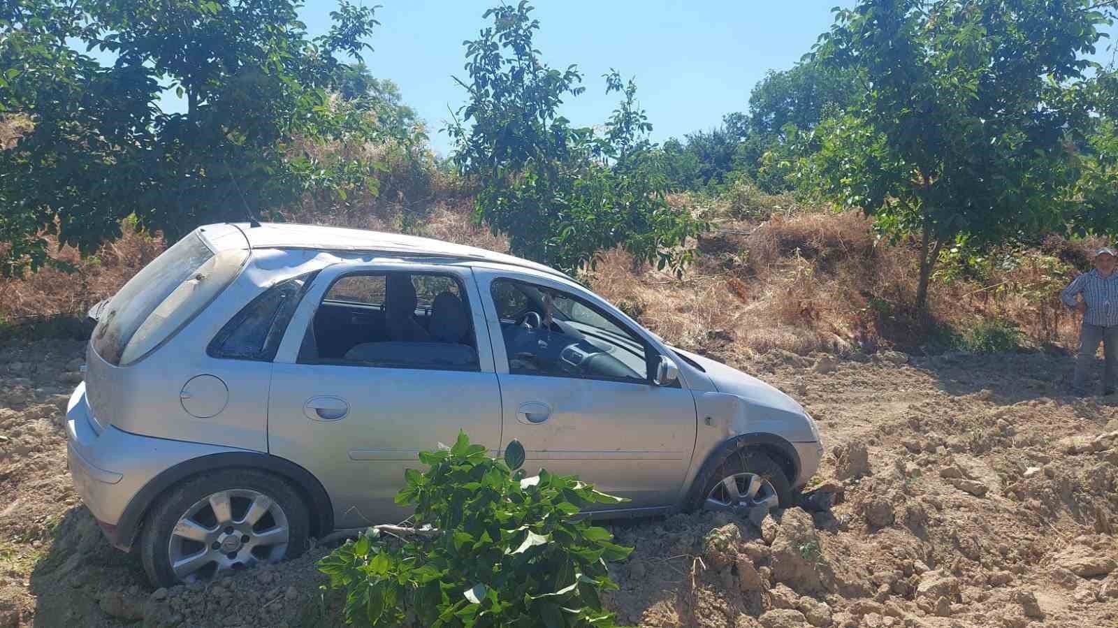 BURSA'NIN İNEGÖL İLÇESİNDE MEYDANA GELEN KAZADA KONTROLDEN ÇIKAN OTOMOBİL MEYVE BAHÇESİNE UÇTU: 1'İ ÇOCUK 4 KİŞİ YARALANDI.